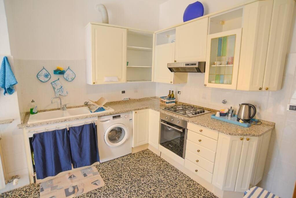 Larte Al Mare Vicino Spiaggia Con Ac E Wifi Apartment Savona Luaran gambar