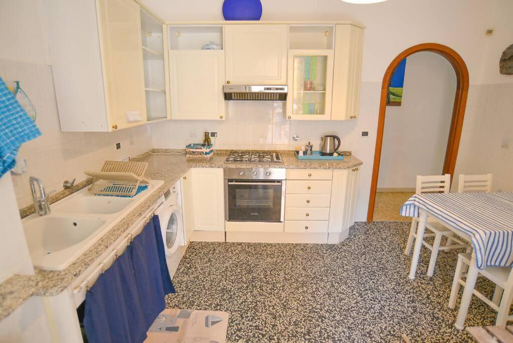 Larte Al Mare Vicino Spiaggia Con Ac E Wifi Apartment Savona Luaran gambar